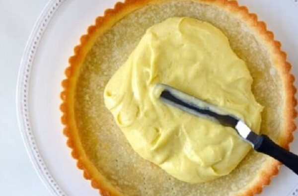 Loại kem bánh được làm từ bơ có màu vàng nhạt bắt mắt