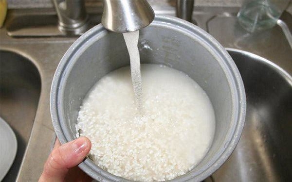 Vo gạo đúng cách để hạn chế mất chất dinh dưỡng trong gạo