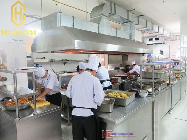 Thiết bị bếp nhà hàng chủ yếu sử dụng chất liệu inox, vừa bền đẹp lại chắc chắn