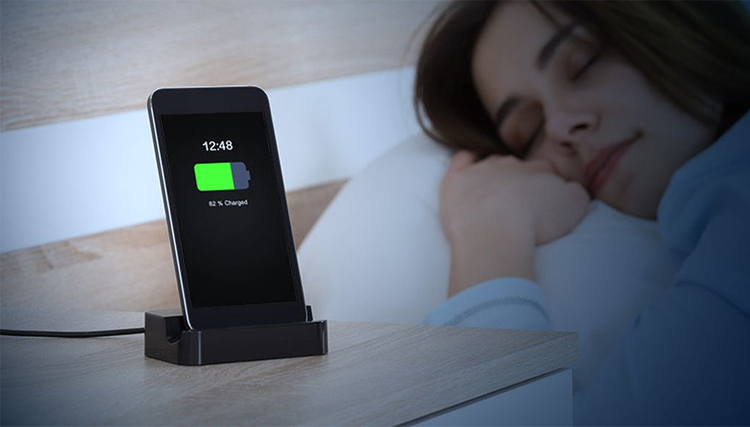 Tránh xa sạc pin điện thoại khi ngủ