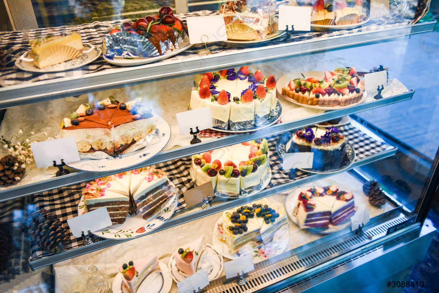 Tủ mát không chỉ giúp trưng bày bánh đẹp mắt mà còn khử khuẩn, bảo quản bánh