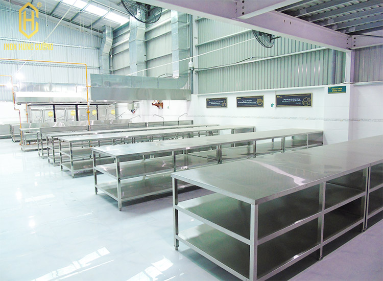 Hệ thống khu bếp công nghiệp được cung cấp bởi Inox Hùng Cường phục vụ chế biến hơn 2000 suất ăn công nghiệp