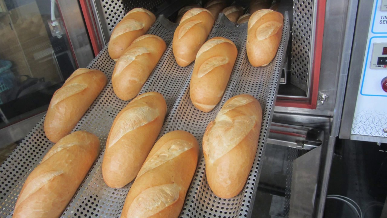 Lò nướng bánh công nghiệp cho ra các mẻ bánh mì số lượng lớn, chất lượng đồng đều