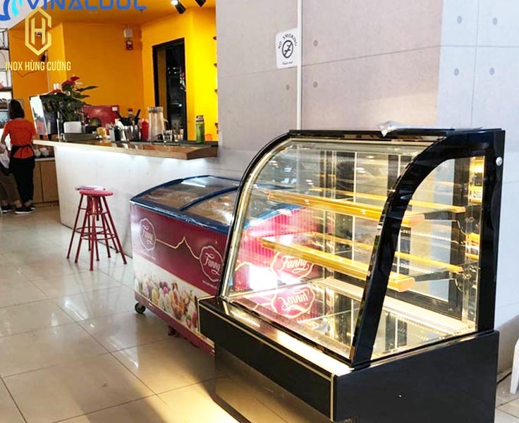 Tủ mát trưng bày bánh kem kiểu kính cong (dạng vòm) cung cấp bởi Inox Hùng Cường